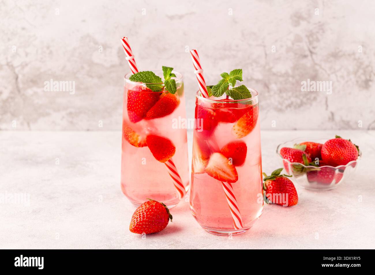Limonade fraîche et saine à la fraise glacée à la menthe, mise au point sélective Banque D'Images