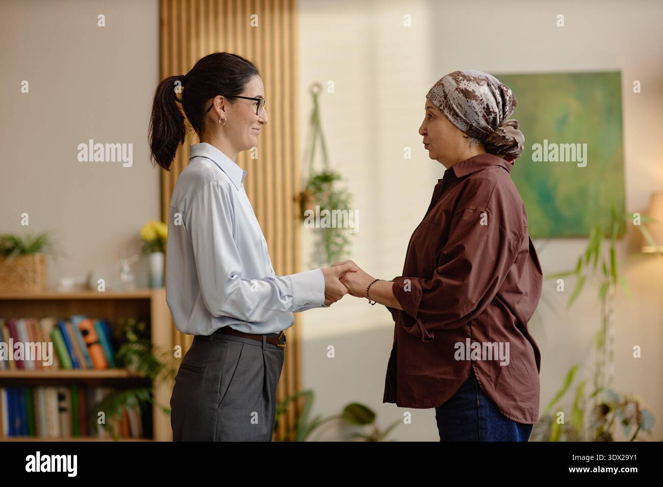 Femme caucasienne d'âge moyen réconfortant femme asiatique d'âge moyen pendant le counseling Banque D'Images