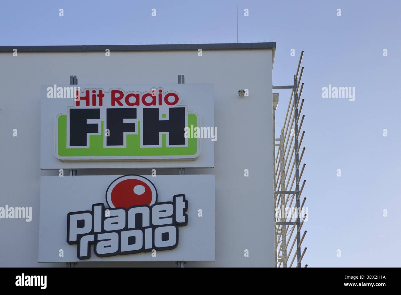 Hit Radio FFH bâtiment, inscription, station de radio, emblème, planète, Bad Vilbel, Wetterau, Hesse, Allemagne Banque D'Images