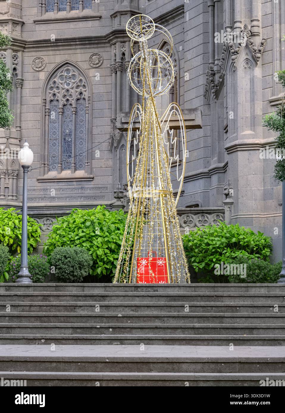 Église de San Juan Bautista, Arucas, Grande Canarie, Espagne - décoration d'ange de Noël à l'extérieur de l'église Banque D'Images