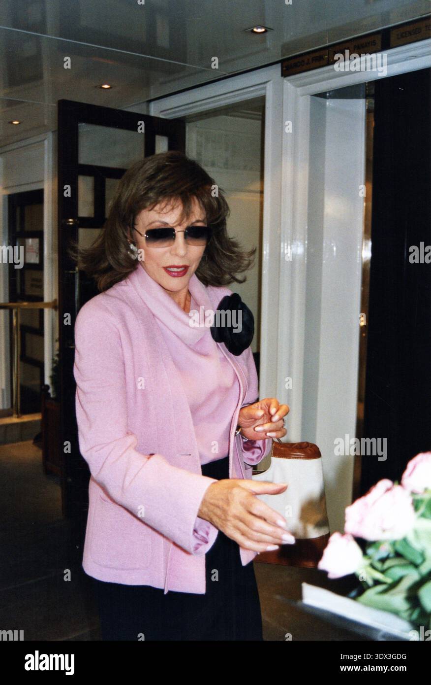 DAME JOAN COLLINS Banque D'Images