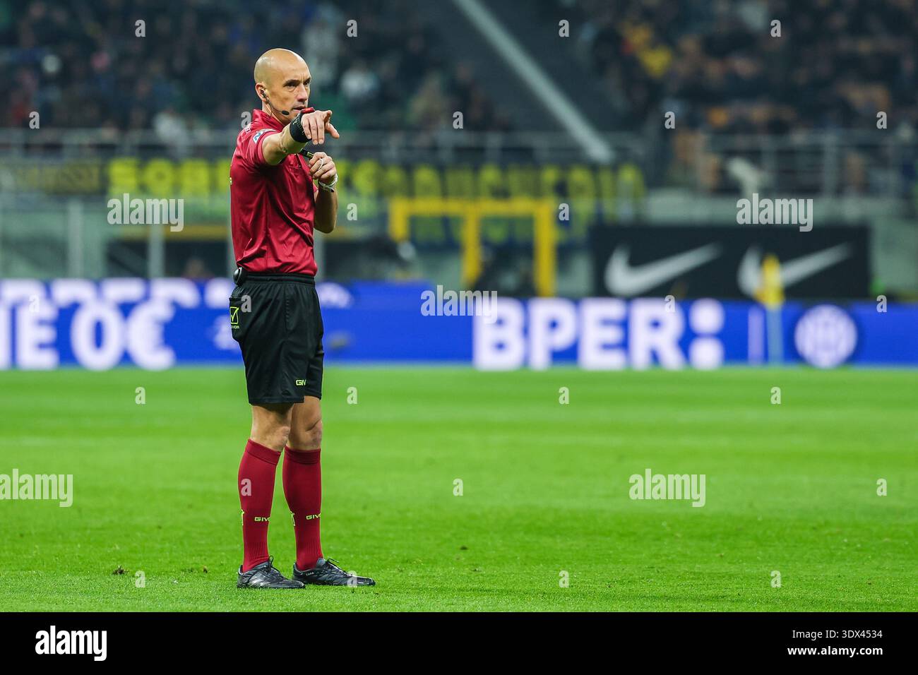 Milan, Italie. 28 février 2026. L'arbitre Michael Fabbri vu en action lors du match de football Serie A 2025/26 entre le FC Internazionale et le Gênes CFC au stade San Siro de Milan crédit : SOPA images Limited/Alamy Live News Banque D'Images
