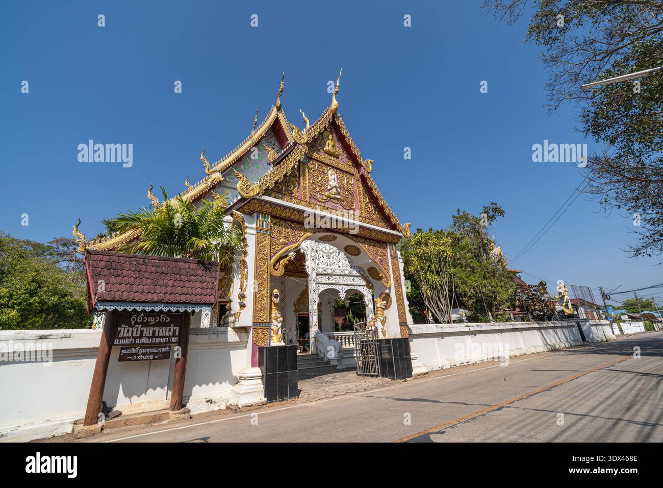 Muang, Phayao, Thaïlande - 1er mars 2026 : Wat Pa LAN Kham, la grande entrée du temple présente une architecture exquise aux couleurs vives Banque D'Images