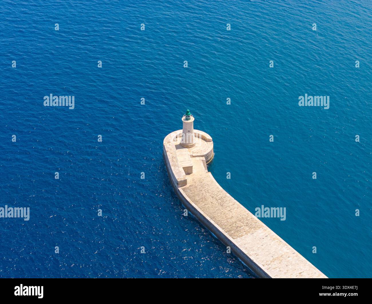 Vue aérienne de la pierre Ricasoli East Breakwater s'étendant dans la mer Méditerranée bleu profond, près de Kalkara, Malte. Banque D'Images