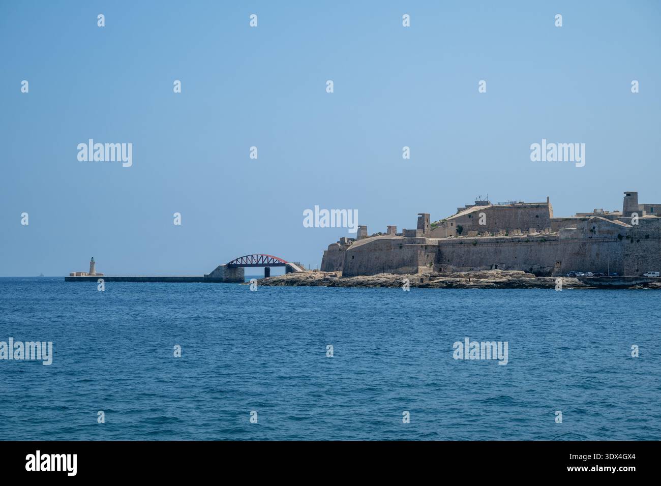 Vue sur le Grand Harbour jusqu'au pont Elmo Breakwater et aux bastions Elmo offrant un bleu profond de la mer Méditerranée sous un ciel d'été clair Banque D'Images