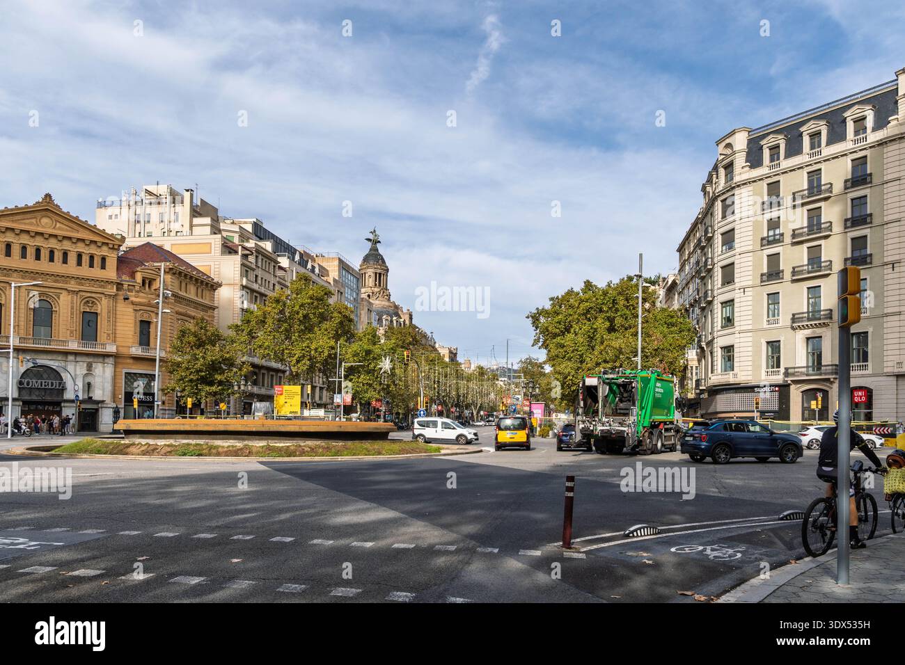 Barcelone, Espagne - 6 septembre 2025. Intersection animée au Passeig de Gràcia avec le bâtiment Comedia et le mouvement urbain. Banque D'Images