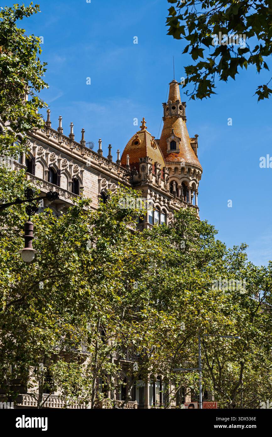 Le bâtiment historique Casa Antoni Rocamora présente une architecture moderniste sur le Passeig de Gracia sous un ciel bleu. Banque D'Images