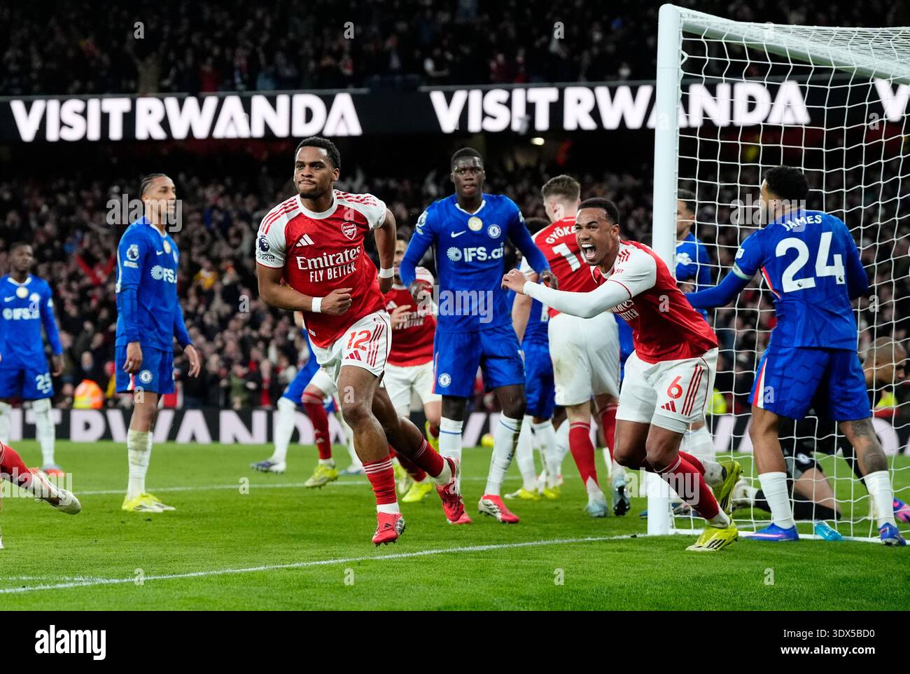 Jurrien Timber d'Arsenal (au centre gauche) célèbre après avoir marqué son deuxième but lors du match de premier League à l'Emirates Stadium de Londres. Date de la photo : dimanche 1er mars 2026. Banque D'Images