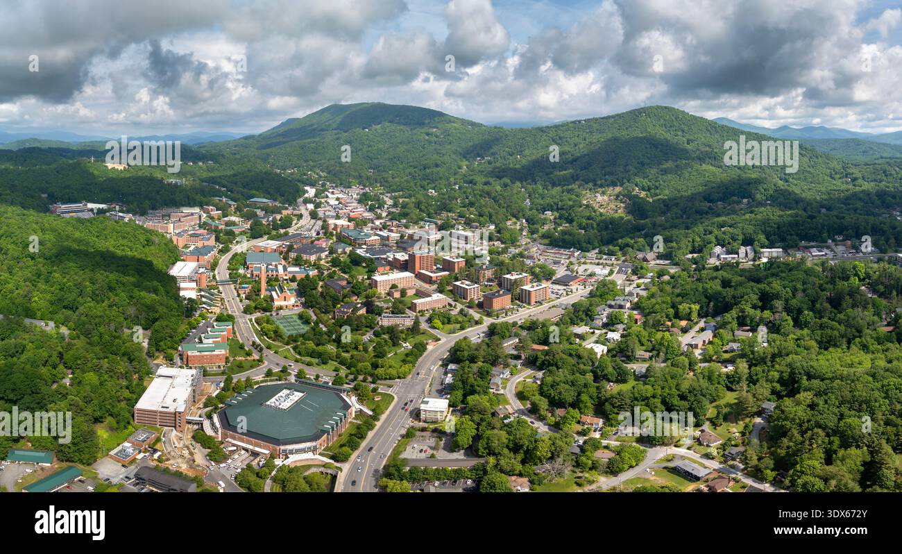 Architecture américaine historique de Boone, vieille ville historique dans les Blue Ridge Mountains de Caroline du Nord. Magnifique paysage urbain des États-Unis Banque D'Images