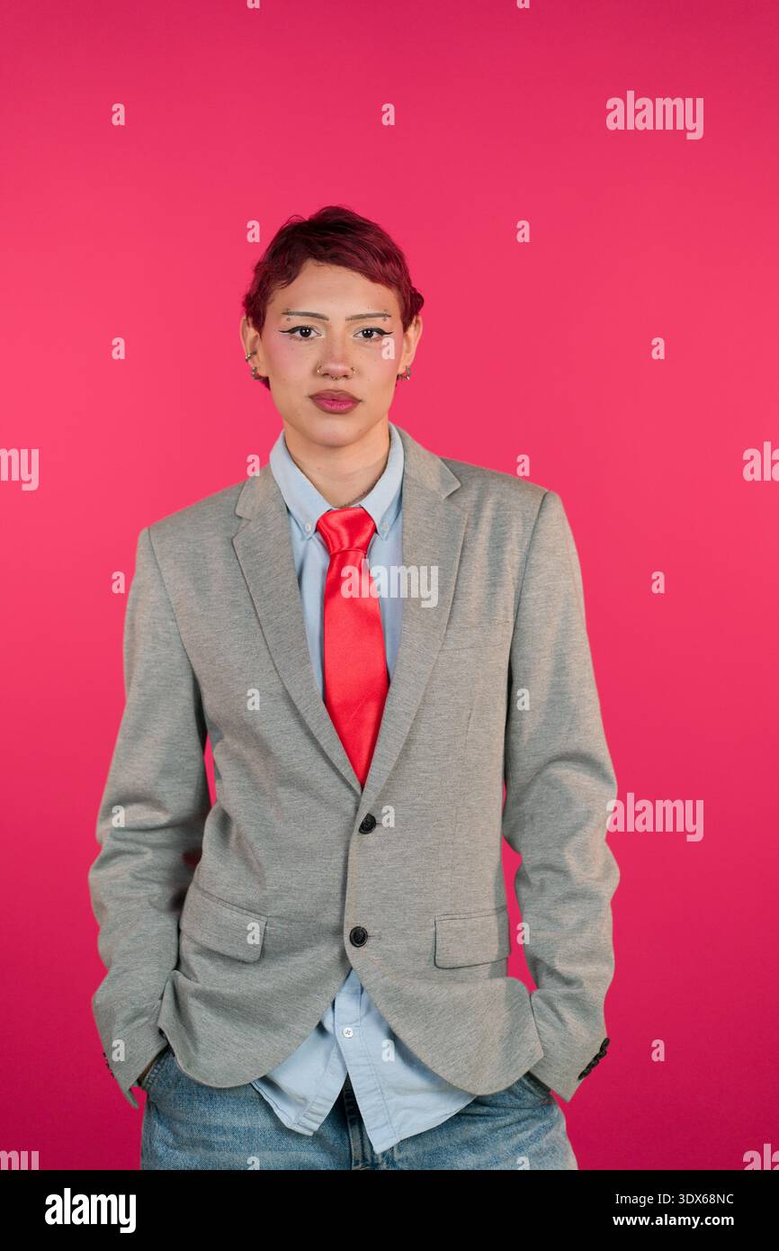 Jeune personne exprimant son identité de genre avec un style confiant Banque D'Images