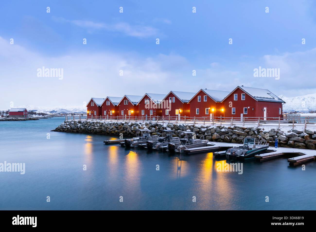 Lofoten Basecamp rorbuer en hiver à l'heure bleue. Leknès, Vestvagoy, Nordland, Îles Lofoten, Norvège, Europe du Nord. Banque D'Images