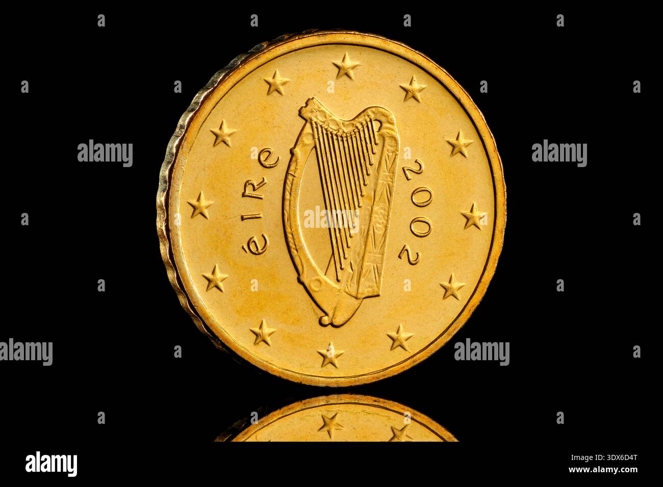 La pièce irlandaise de 10 cents , en circulation depuis 2002, présente la harpe celtique (conçue par Jarlath Hayes) avec « Éire » et l'année. Banque D'Images
