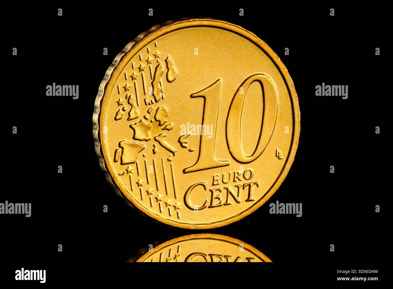 La pièce irlandaise de 10 cents , en circulation depuis 2002, présente la harpe celtique (conçue par Jarlath Hayes) avec « Éire » et l'année. Banque D'Images