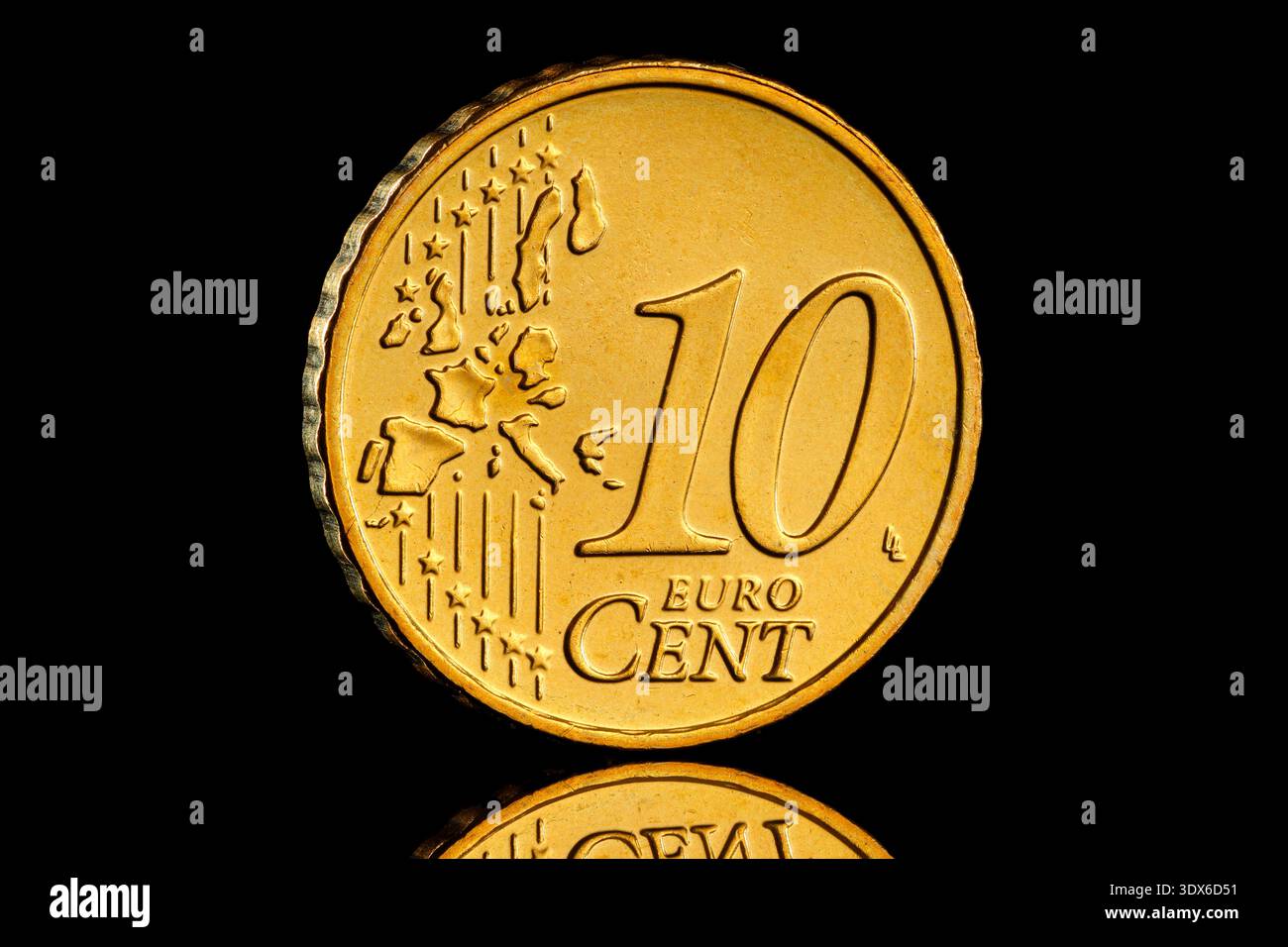 La pièce irlandaise de 10 cents , en circulation depuis 2002, présente la harpe celtique (conçue par Jarlath Hayes) avec « Éire » et l'année. Banque D'Images