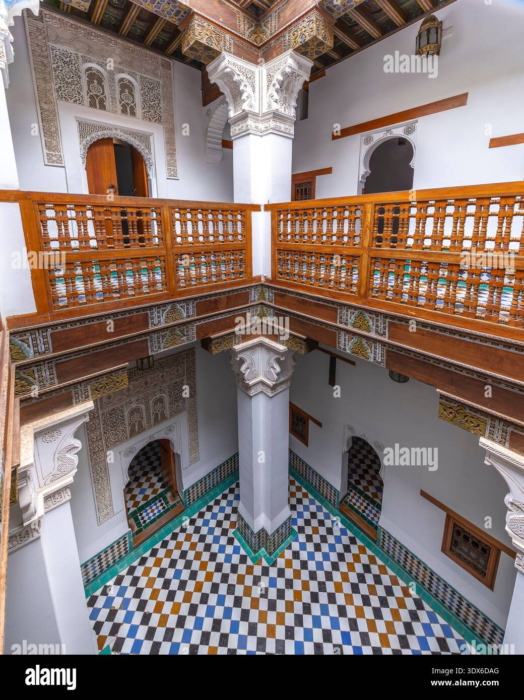 Marrakech, Maroc - 3 février 2026 : architecture mauresque exquise et cour symétrique de l'historique Madrasa Ben Youssef à Marrakech, Moro Banque D'Images