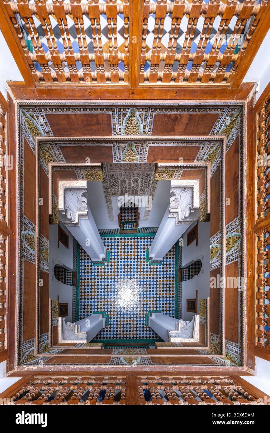 Marrakech, Maroc - 3 février 2026 : architecture mauresque exquise et cour symétrique de l'historique Madrasa Ben Youssef à Marrakech, Moro Banque D'Images