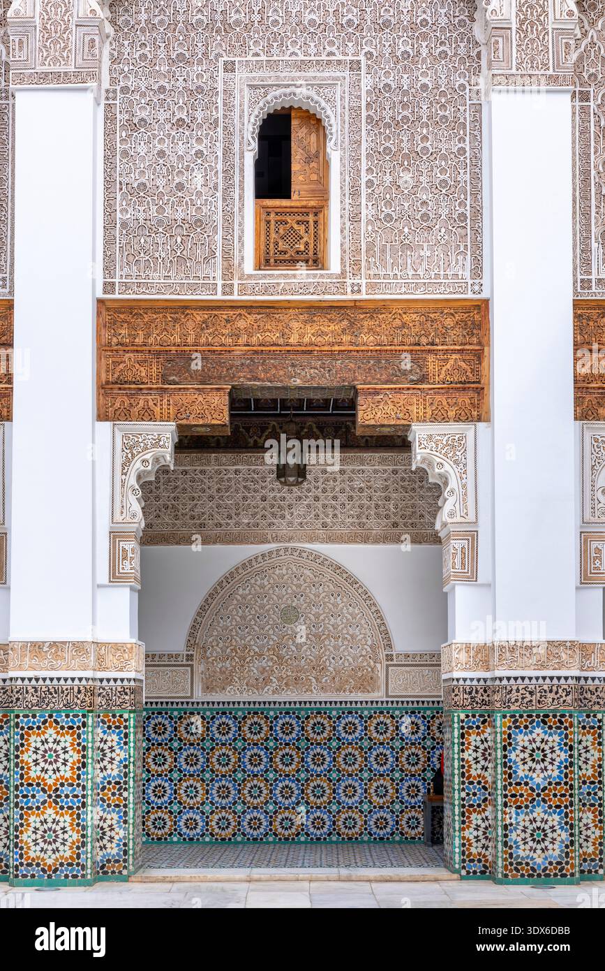 Marrakech, Maroc - 3 février 2026 : architecture mauresque exquise et cour symétrique de l'historique Madrasa Ben Youssef à Marrakech, Moro Banque D'Images