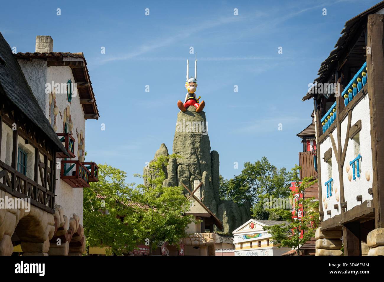 PLAILLY - FRANCE - JUILLET 2025 : vue de l'entrée du célèbre parc Astérix en France Banque D'Images