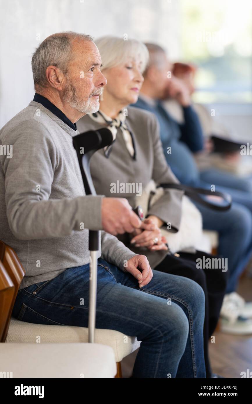 Homme âgé faisant la queue lors d'une visite au centre médical Banque D'Images