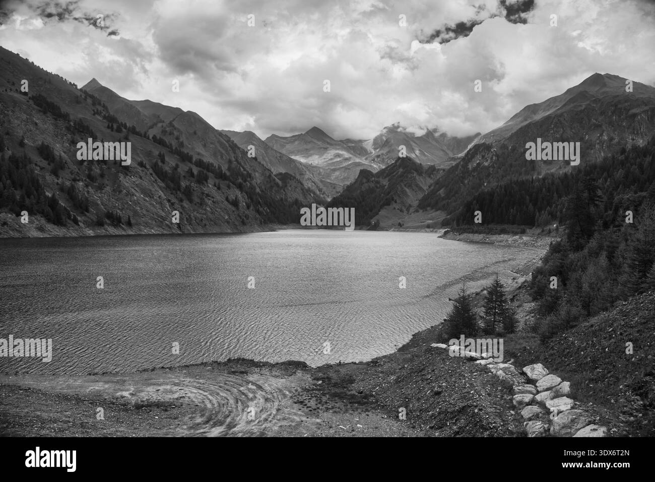 Paysage noir et blanc de Luzzone, Suisse, avec des montagnes et Un lac serein. Banque D'Images
