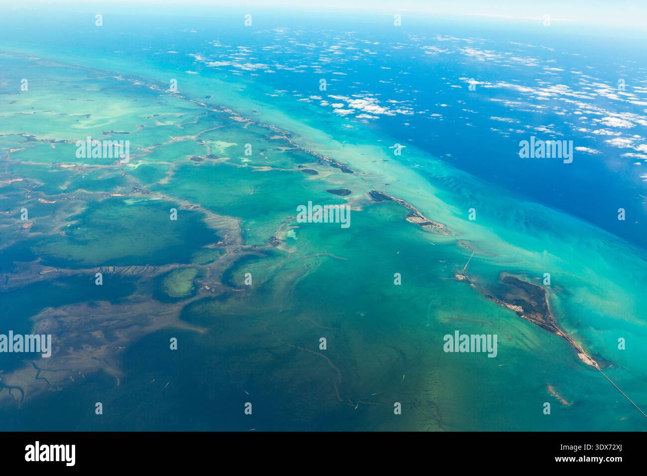Une vue aérienne montre les Keys de Floride, une chaîne d'îles tropicales qui forment un arc au large de la pointe sud de la Floride, reliées par des ponts, avec de l'eau turquoise Banque D'Images