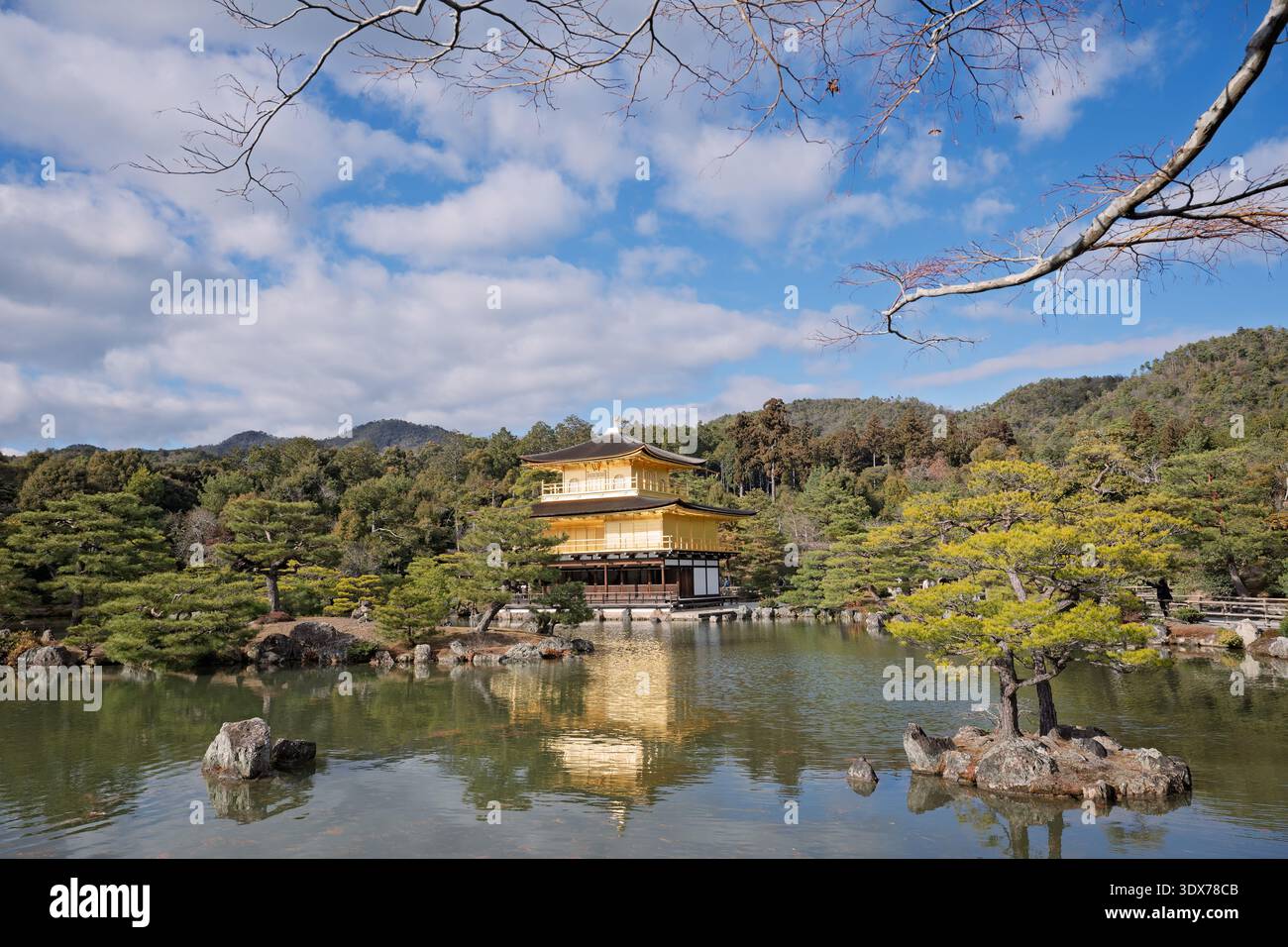 Kyoto, Japon - janvier 2026 : Pavillon d'or reflété à travers le lac au temple Kinkaku‑ji Banque D'Images