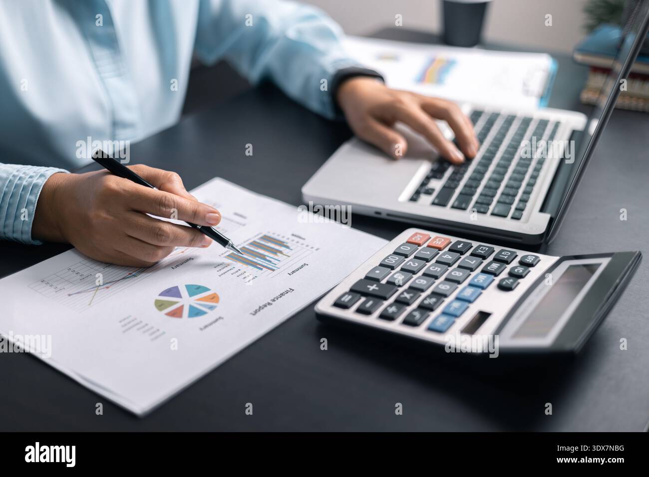 Finance banque de frais d'impôt comptabilité budget argent homme d'affaires main utiliser calculatrice financière calculer comptable gros plan calculatrice avec graphique w Banque D'Images