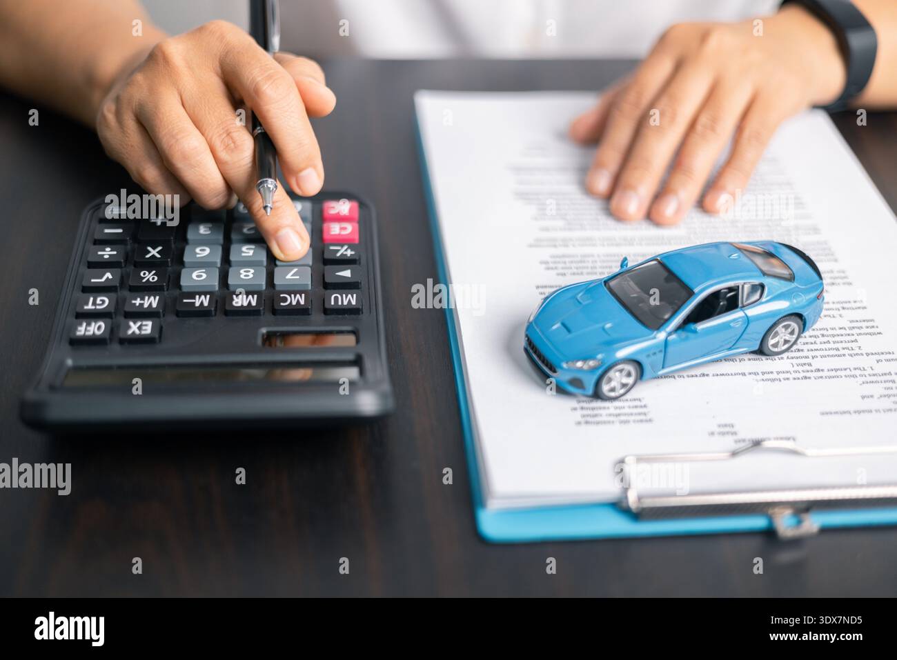 Finance banque de frais d'impôt comptabilité budget argent homme d'affaires main pour l'analyse des dépenses d'affaires sauver l'utilisation de voiture financière calculer comptable close up Banque D'Images