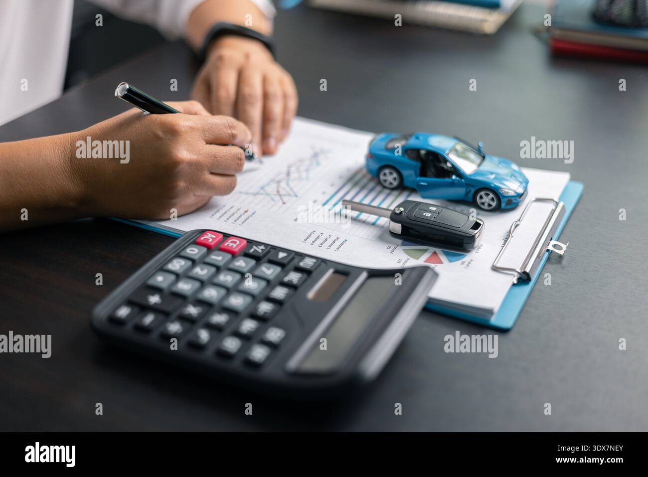 Finance banque de frais d'impôt comptabilité budget argent homme d'affaires main pour l'analyse des dépenses d'affaires sauver l'utilisation de voiture financière calculer comptable close up Banque D'Images