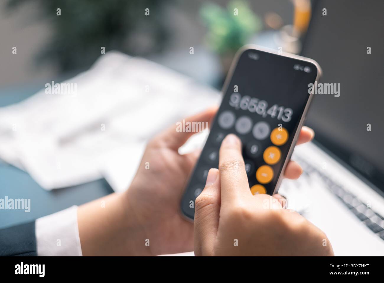 Finance banque de frais d'impôt comptabilité budget argent homme d'affaires main utiliser calculatrice financière calculer comptable gros plan calculatrice avec graphique w Banque D'Images