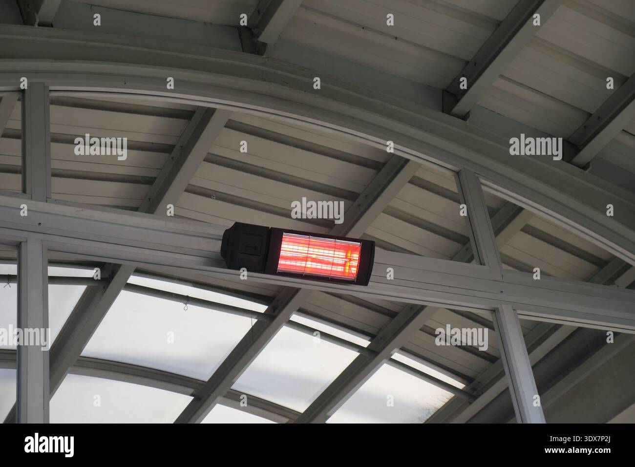 Chauffage infrarouge monté au plafond dans l'espace intérieur Banque D'Images
