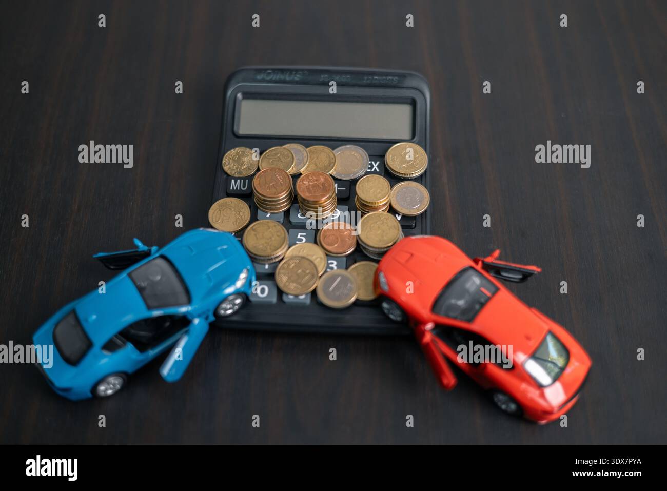Finance banque de frais d'impôt comptabilité budget argent homme d'affaires main pour l'analyse des dépenses d'affaires sauver l'utilisation de voiture financière calculer comptable close up Banque D'Images