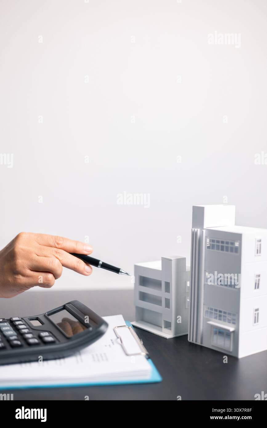 Finance banque de frais d'impôt comptabilité budget argent homme d'affaires accueil pour l'analyse des dépenses d'affaires économiser utiliser financier calculer comptable close up cal Banque D'Images
