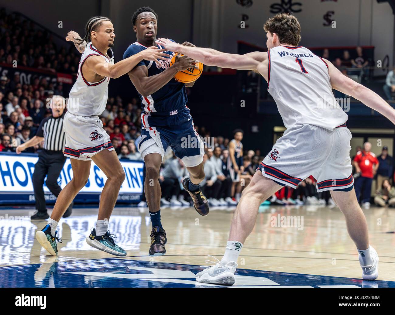 Février 28 2026 L'attaquant des Gonzaga Emmanuel Innocenti (5) se dirige vers le panier contre le garde de Sainte Marys Mikey Lewis (0) et le centre de Sainte Marys Harry Wessels (1) lors du match de basket-ball masculin NCAA WCC entre les Gonzaga Bulldogs et les Saint Marys Gaels. Thurman James/CSM Banque D'Images