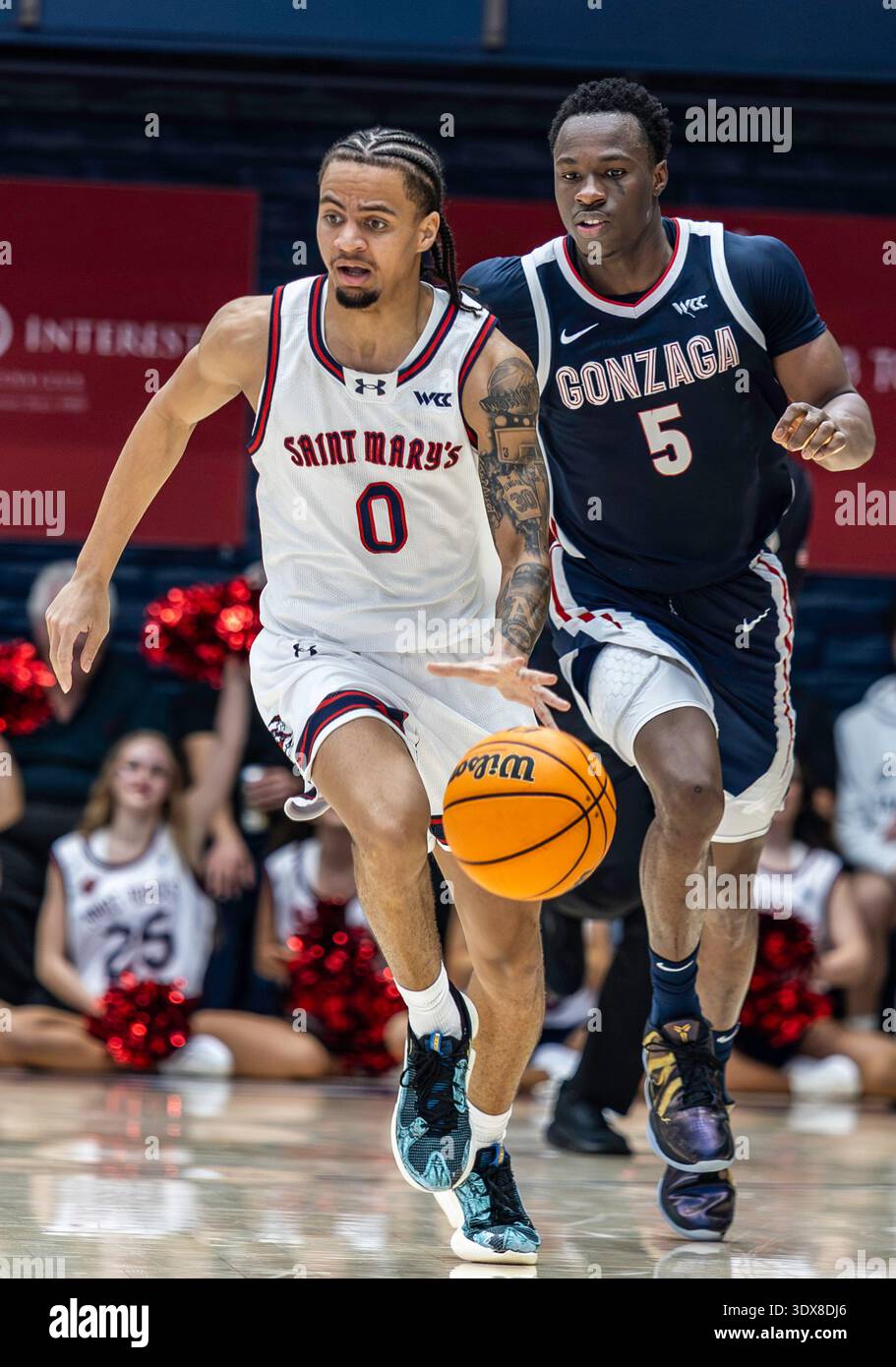 Février 28 2026 le garde de Sainte-Marys Mikey Lewis (0)amène le ballon sur le terrain contre l'attaquant Gonzaga Emmanuel Innocenti (5)lors du match de basket-ball masculin NCAA WCC entre les Bulldogs de Gonzaga et les Gaels de Saint-Marys. Thurman James/CSM Banque D'Images