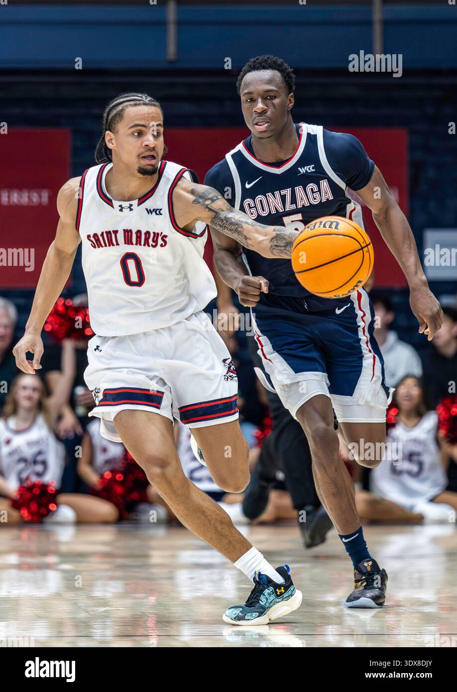 Février 28 2026 le garde de Sainte-Marys Mikey Lewis (0)amène le ballon sur le terrain contre l'attaquant Gonzaga Emmanuel Innocenti (5)lors du match de basket-ball masculin NCAA WCC entre les Bulldogs de Gonzaga et les Gaels de Saint-Marys. Thurman James/CSM Banque D'Images