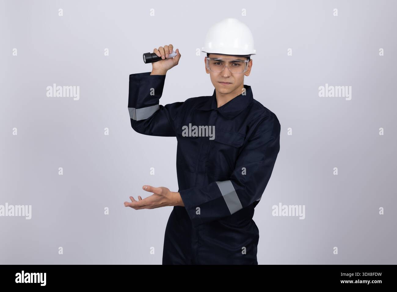 Ouvrier en uniforme bleu présentant avec la main Banque D'Images