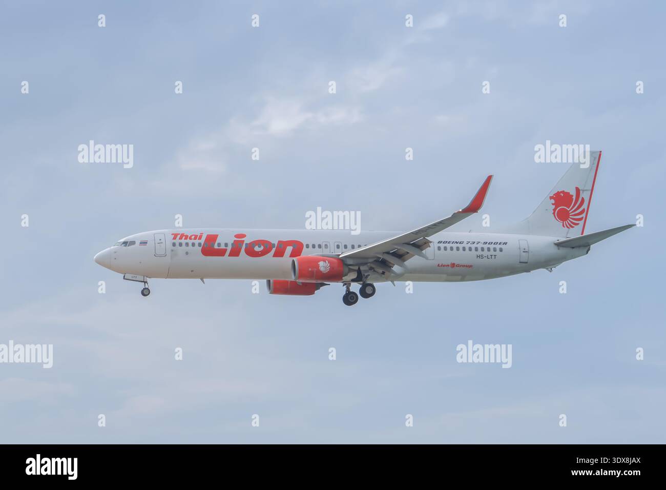 Phuket Thaïlande 25 11 2025 : avion de passagers Boeing 737-900 er de Thai Lion Air, avec logo Lion Air, tête de lion rouge et inscription, mouche Banque D'Images
