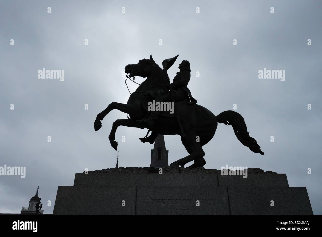Silhouette de la statue équestre d'Andrew Jackson à Jackson Square, Nouvelle-Orléans, Louisiane, USA, contre un ciel nuageux dramatique. Banque D'Images