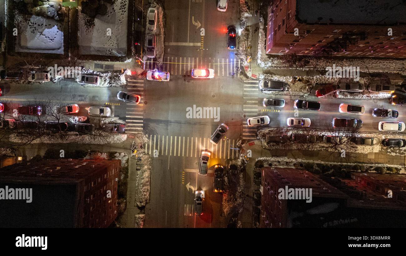 Vue aérienne de l'intersection de la ville la nuit avec le trafic Banque D'Images