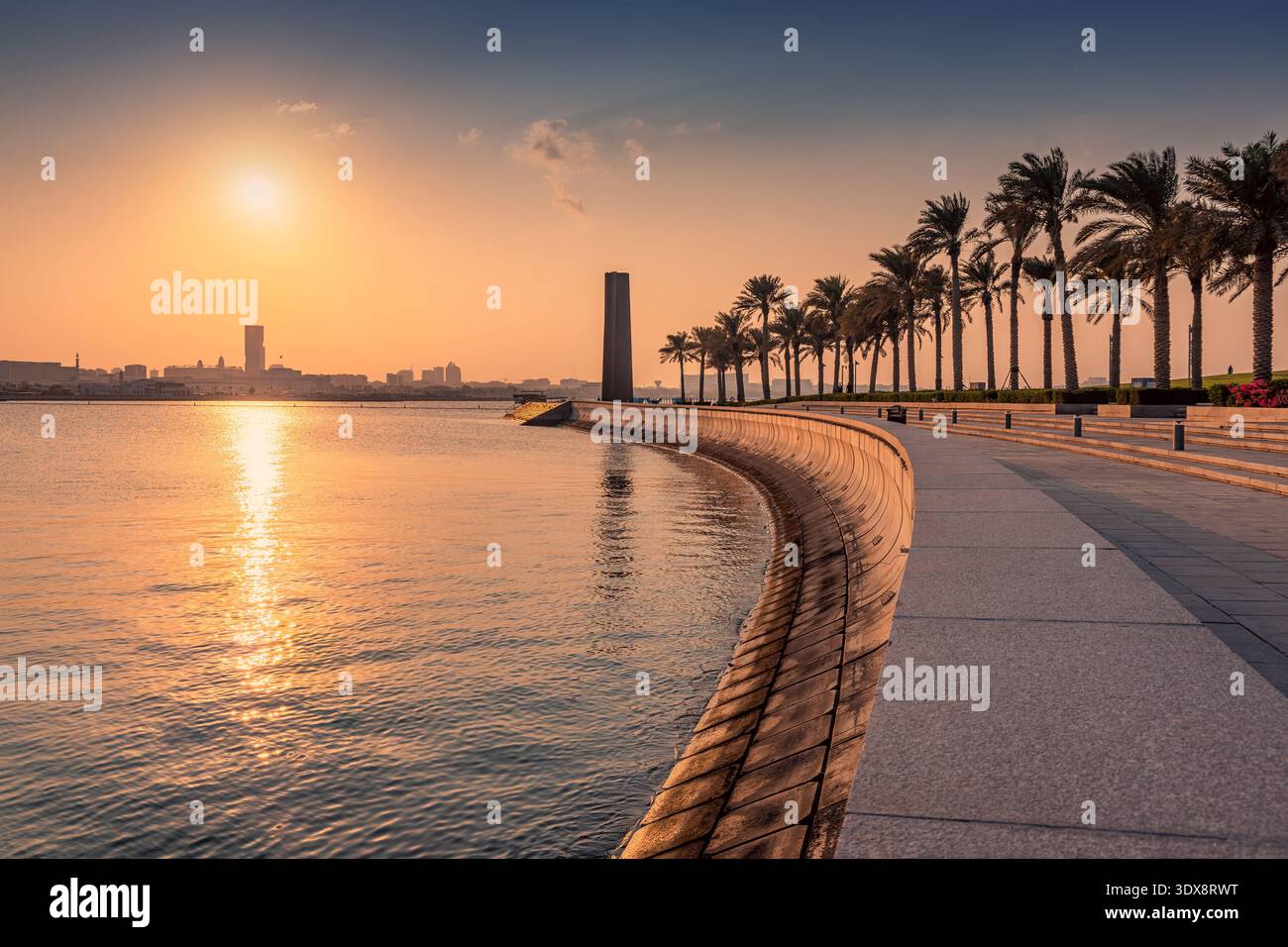 29 novembre 2025, Doha, Qatar : promenade de la ville courbe et sculpture en acier 7 par l'artiste Richard Serra Banque D'Images