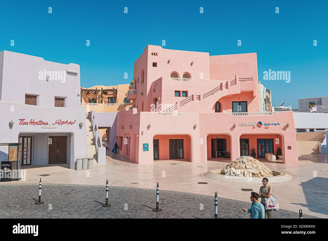 30 novembre 2025, Doha, Qatar : quartier Mina Vieux Port de Doha avec des bâtiments aux couleurs pastel Banque D'Images