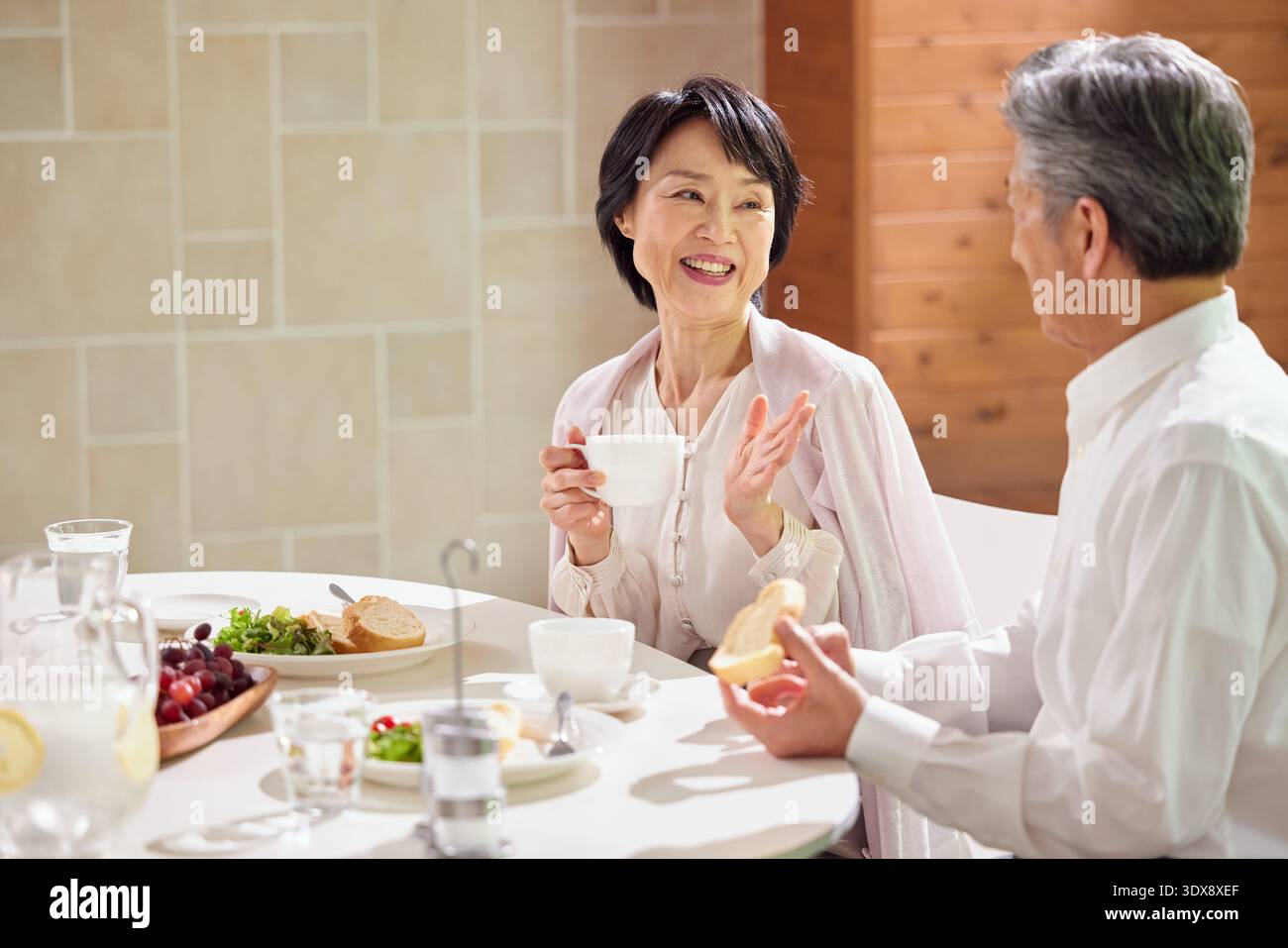 Couple senior appréciant le petit déjeuner à la maison Banque D'Images