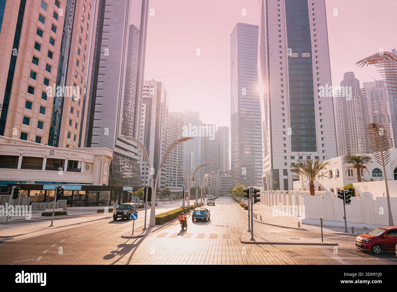 1er décembre 2025, Doha, Qatar : paysage urbain avec ses gratte-ciel imposants et son trafic routier animé, mettant en valeur l'architecture moderne et le paysage urbain Banque D'Images