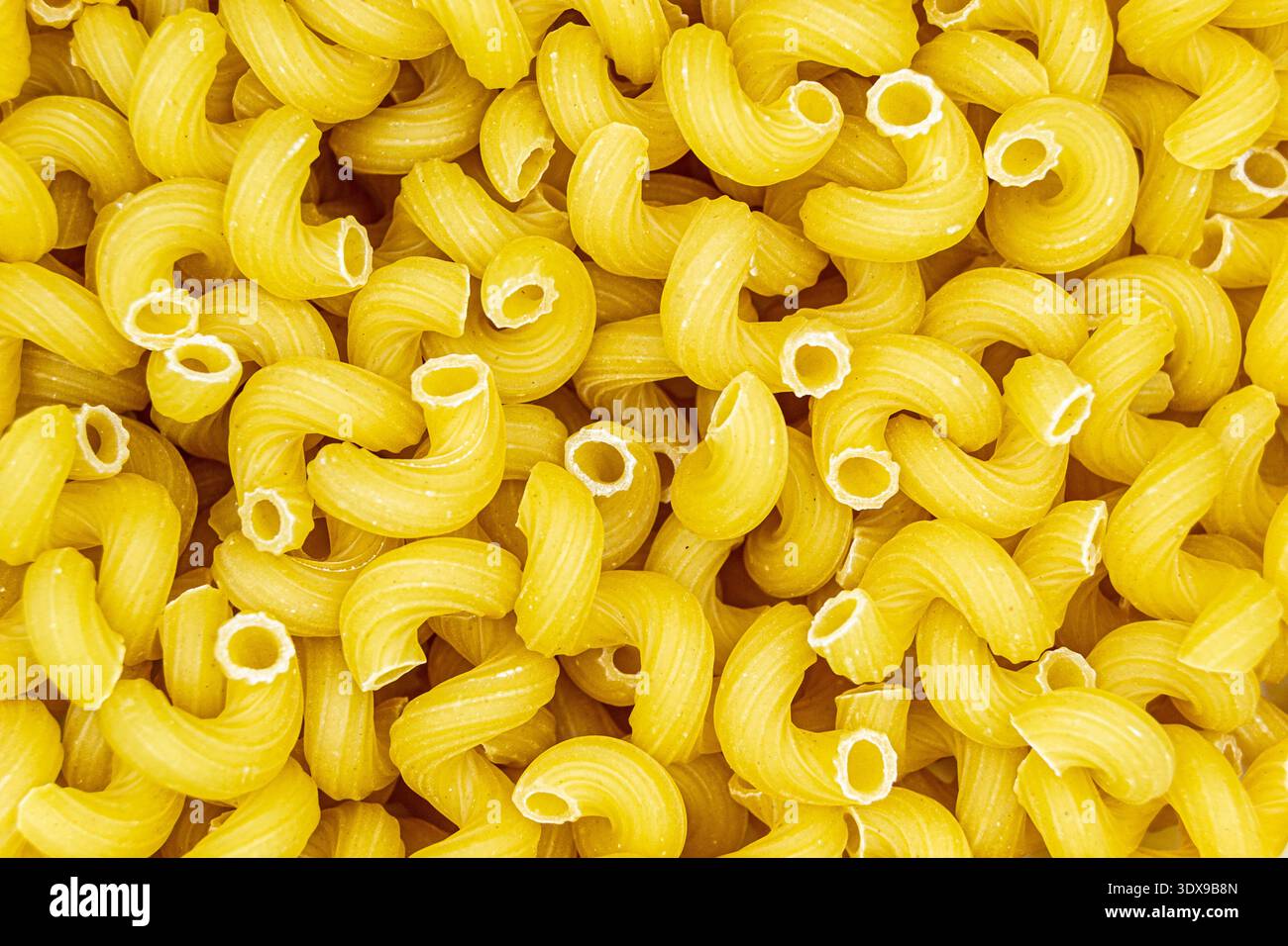 Beaucoup de délicieuses pâtes italiennes sur le comptoir du marché de l'épicerie, nourriture bio savoureuse composée de pâtes italiennes crues fraîches en gros plan, belle texture mûre de n Banque D'Images
