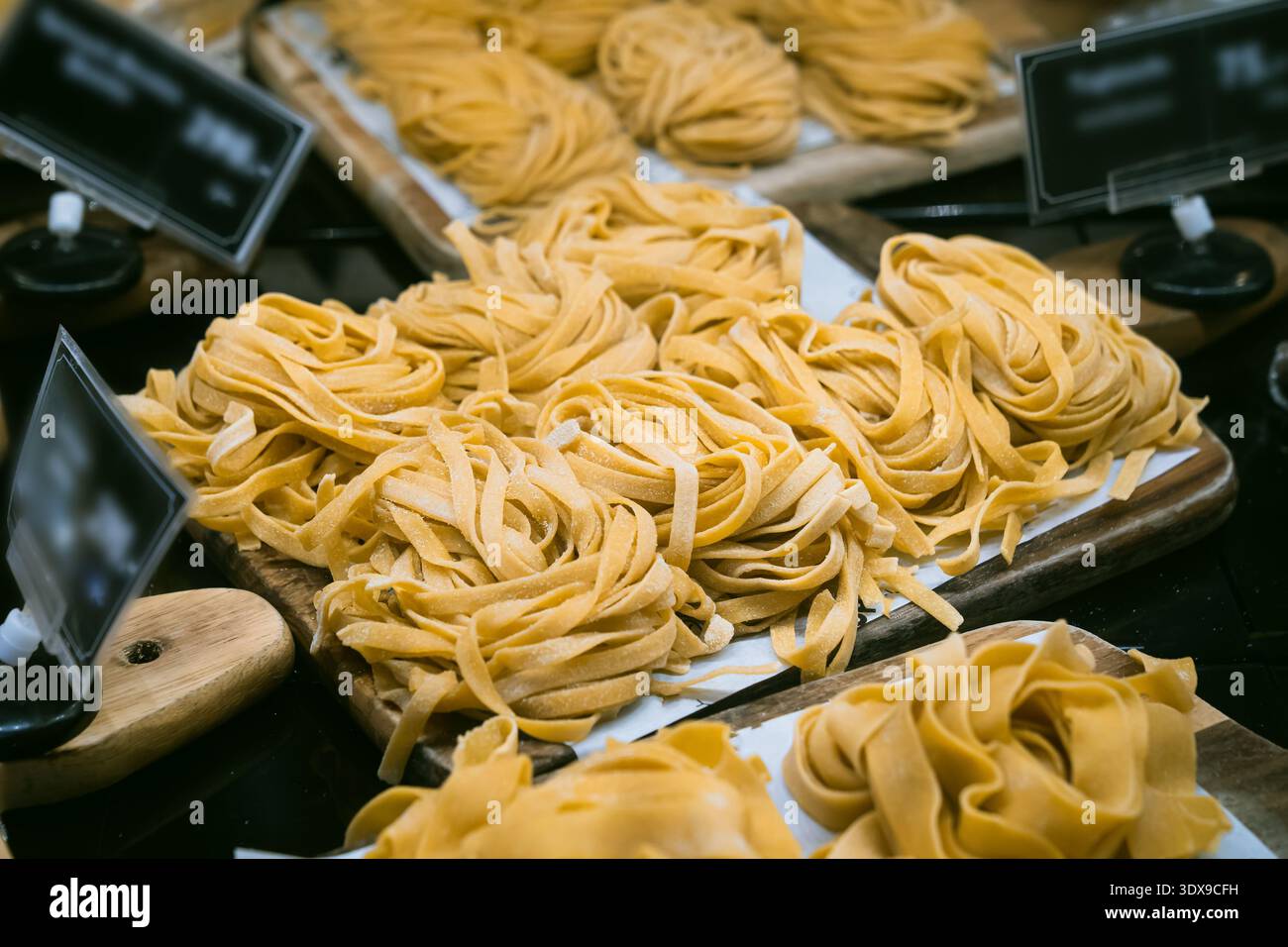 Pâtes maison italiennes faites à la main. Pâtes italiennes fraîches, roulées en nids caractéristiques. À en juger par la largeur des rubans plats, c'est tagliatelle Banque D'Images