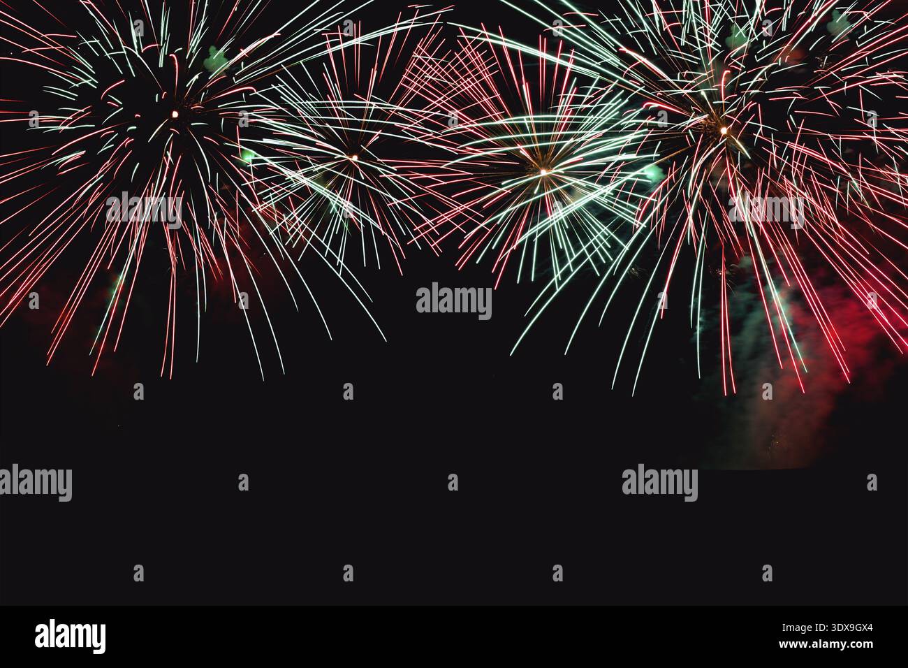 Feux d'artifice abstraits sur fond sombre. Feux d'artifice colorés sur le ciel nocturne. Feux d'artifice de célébration du nouvel an. Feu d'artifice abstrait sur fond noir avec f Banque D'Images
