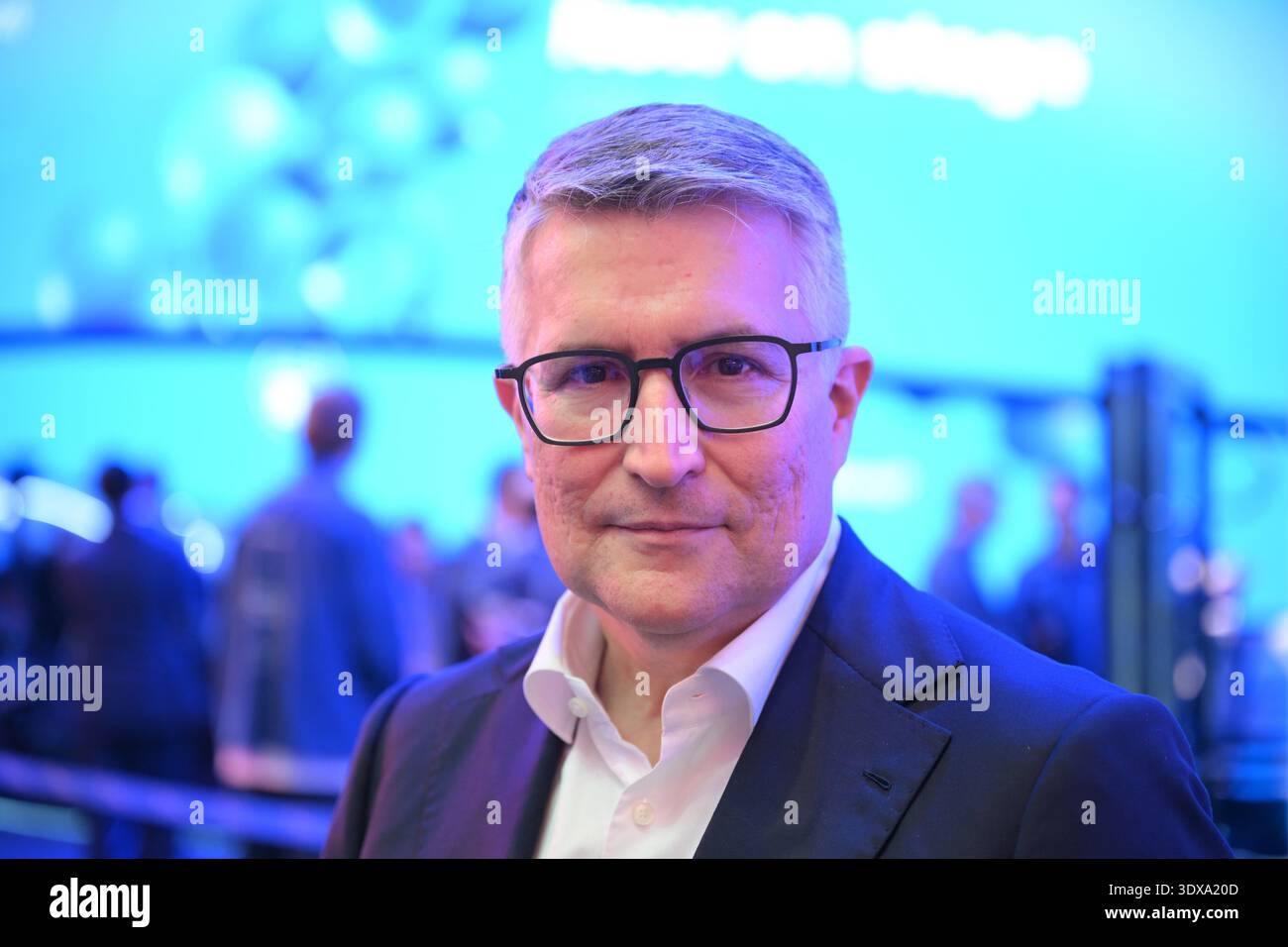 Barcelone, Espagne. 02 mars 2026. Santiago Argelich Hesse, nouveau PDG de la société de communications mobiles O2 Telefónica, est présent sur le stand de la société mère O2 Telefónica lors du Mobile World Congress (MWC). Le gérant est à la tête de O2 depuis le début de l’année. Crédit : Wolf von Dewitz/dpa/Alamy Live News Banque D'Images