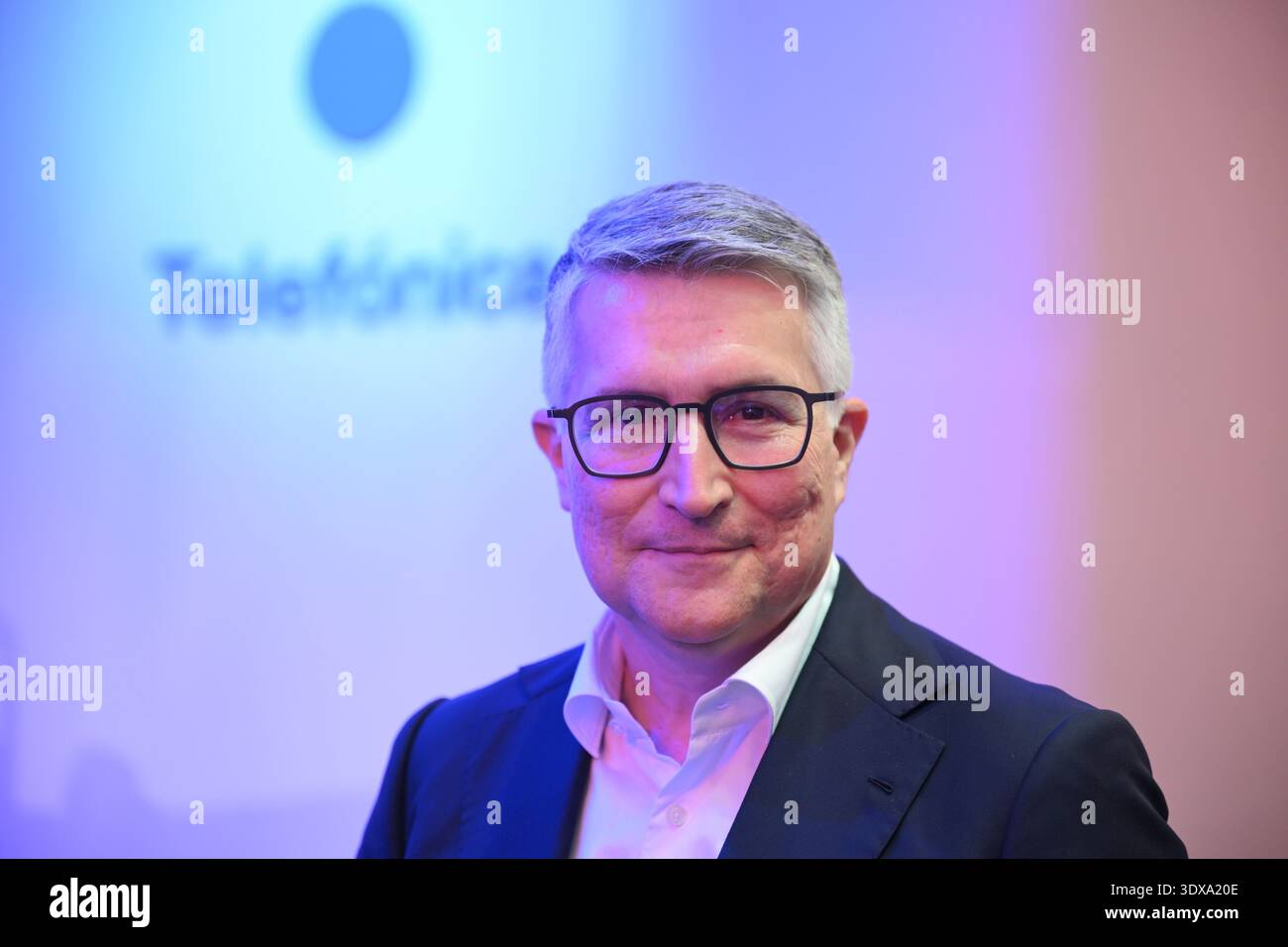 Barcelone, Espagne. 02 mars 2026. Santiago Argelich Hesse, nouveau PDG de la société de communications mobiles O2 Telefónica, est présent sur le stand de la société mère O2 Telefónica lors du Mobile World Congress (MWC). Le gérant est à la tête de O2 depuis le début de l’année. Crédit : Wolf von Dewitz/dpa/Alamy Live News Banque D'Images