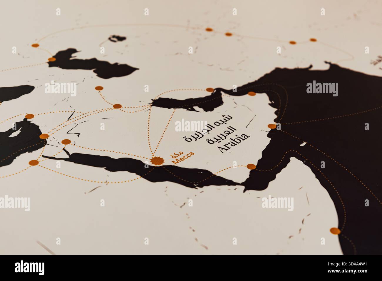 5 décembre 2025, Abu Dhabi, Émirats arabes Unis : illustration de carte historique montrant d'importants itinéraires commerciaux et de pèlerinage à travers la péninsule arabique, reliant ke Banque D'Images